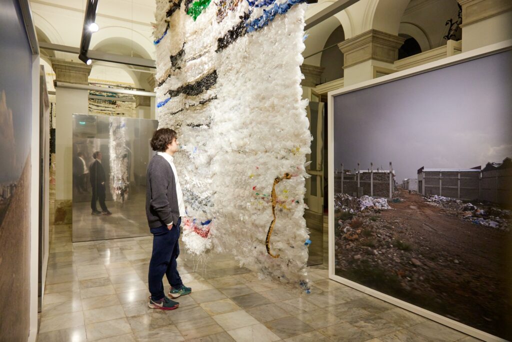 Making Something out of Nothing, Austrian Cultural Forum Istanbul (Palais Yeniköy), 2024. Visitor between carpet and prints.