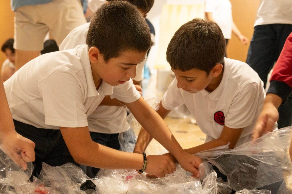 Making Something out of Nothing — weaving workshop, Adana, September 2024. Photo: André Schönherr.