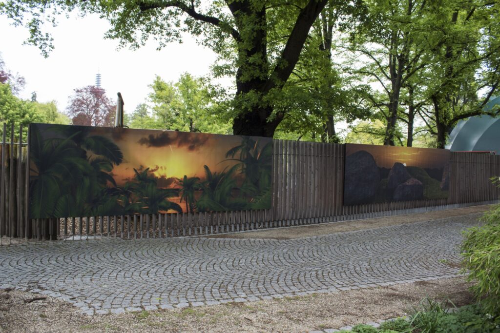 Sunset in Simulacrum, banners on the outer fence of the garden, Simulacrum – Virtuelle Welten, Palmengarten Frankfurt, 2017.