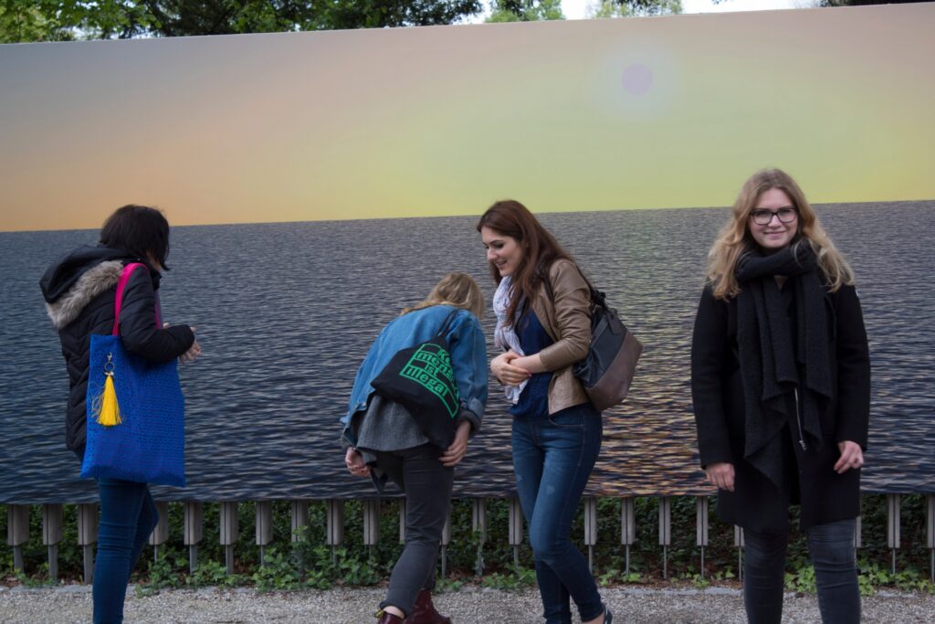 Sunset in Simulacrum, visitors at the fence, Simulacrum – Virtuelle Welten, Palmengarten Frankfurt, 2017.
