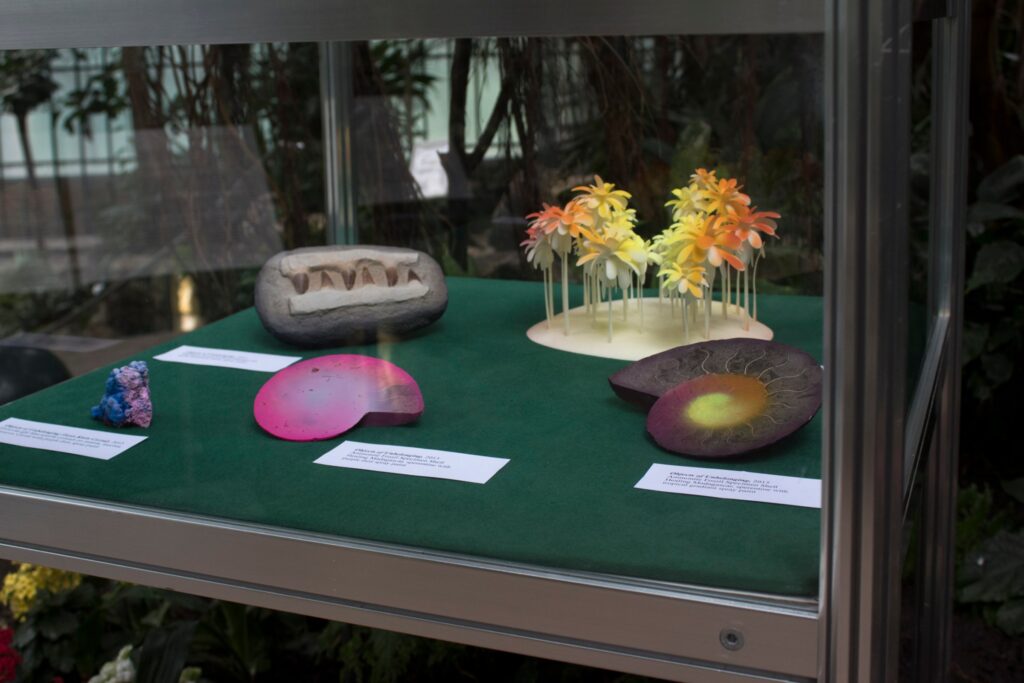 Vitrine in the Palm House with Objects of Unbelonging and On Top of the Endless Column, Cyberspace, 2014 (3D print derived from a 3D-rendered image, 25 cm diameter), from Sunset in Simulacrum, Simulacrum – Virtuelle Welten, Palmengarten Frankfurt, 2017.