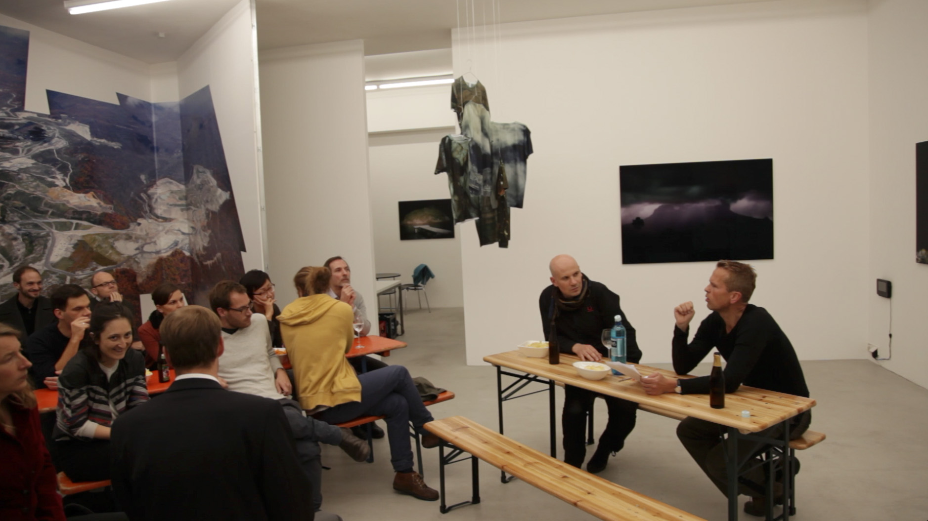 Mathias Kessler in conversation at the beer table during the gallery talk, Galerie Heike Strelow, Frankfurt, 2012